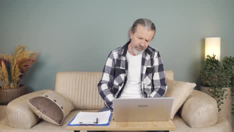 El-Hombre-Que-Se-Quedó-Dormido-Frente-A-Una-Computadora-Portátil.