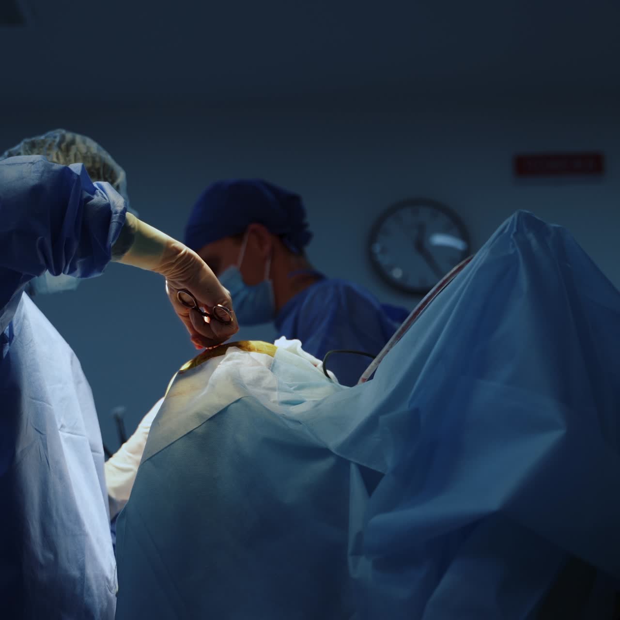 Neurochirurgia: moderno trattamento sanitario. Emergenza in ospedale per professionisti.