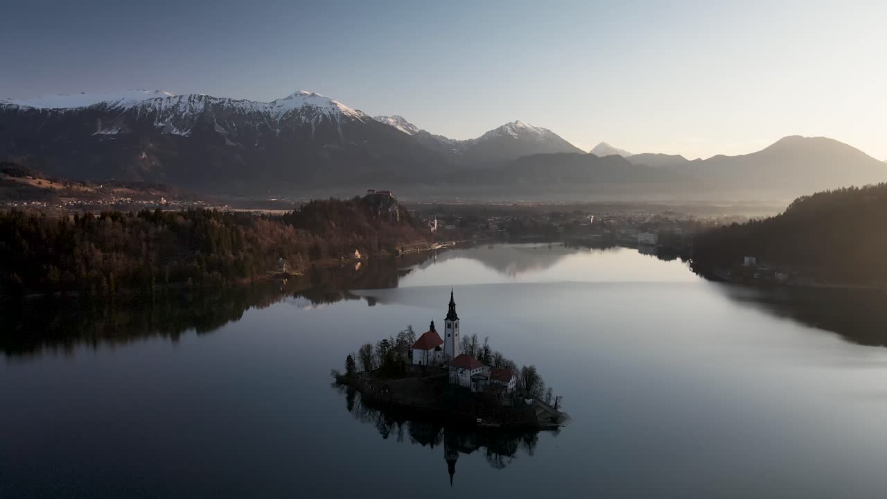 Chiesa di Santa Maria Assunta situata su una piccola isola nel mezzo del lago di Bled, Slovenia.