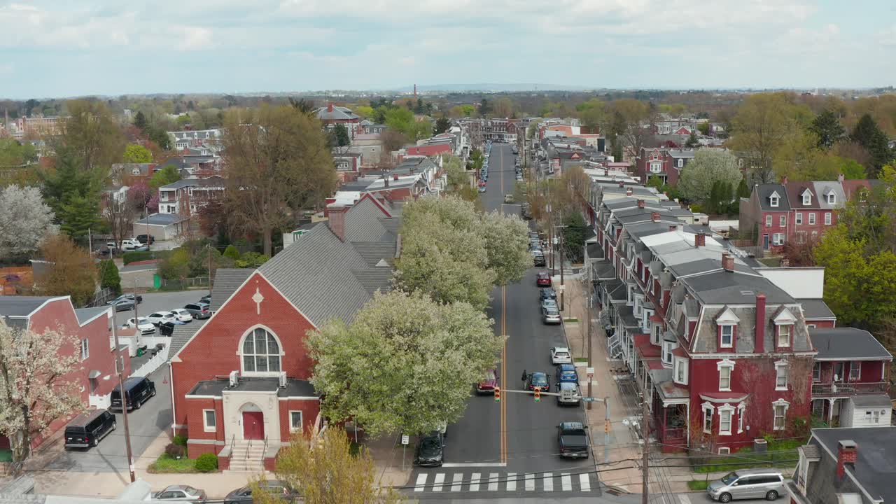 공중 풀백 리버스 돌리는 미국의 도시 거리에서 차량을 추적합니다.