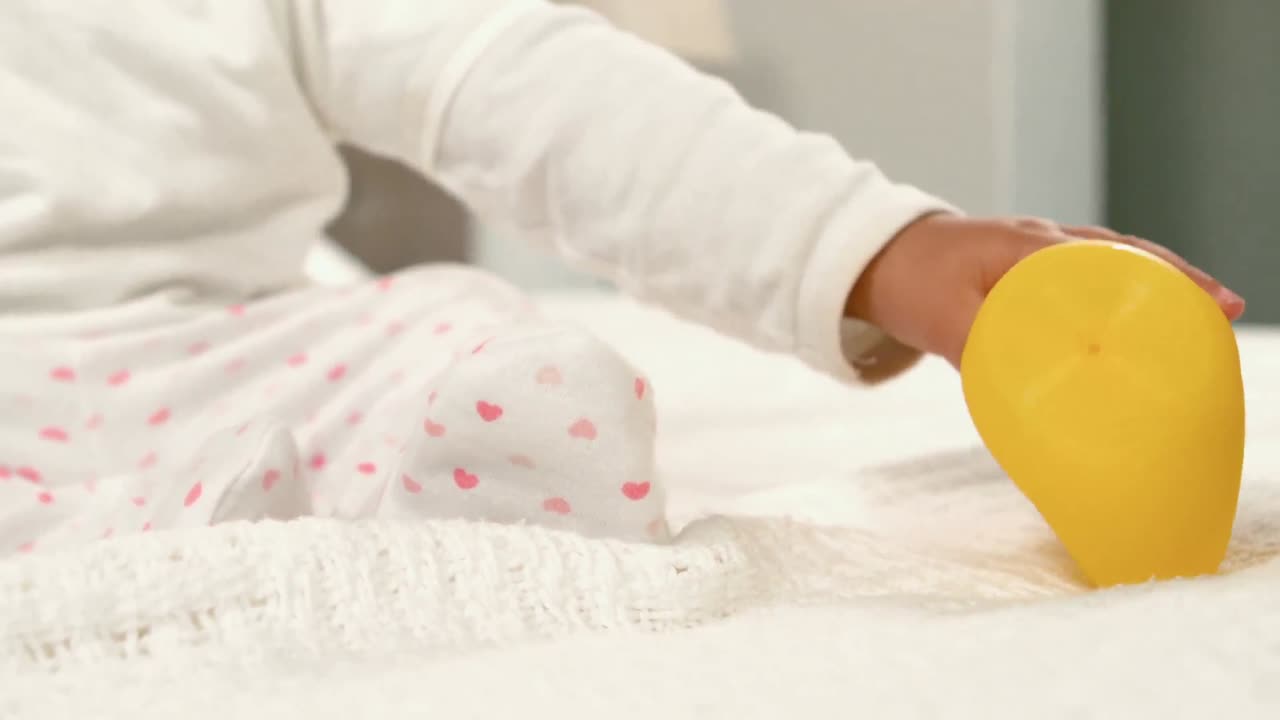 Bambino carino che gioca sul letto.