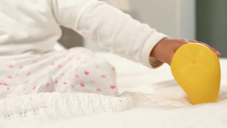 un bebé lindo jugando en la cama