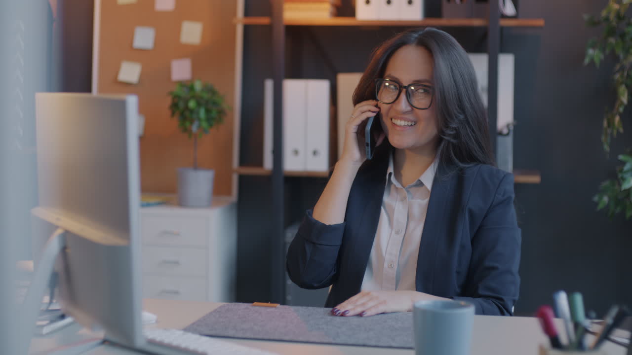 mujer de negocios en el teléfono en la oficina