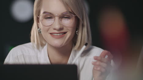 Smiling-business-woman-satisfied-successful-work-front-laptop-in-dark-office