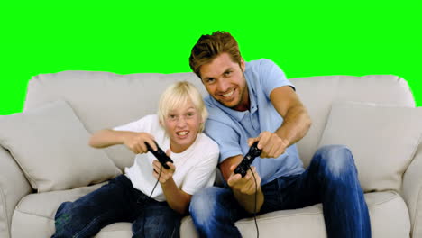 Padre-E-Hijo-Jugando-Videojuegos-En-El-Sofá-En-Pantalla-Verde