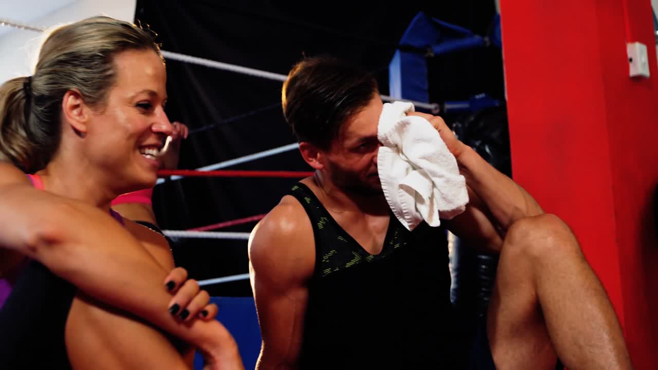 boxeadores interactuando entre sí durante el descanso