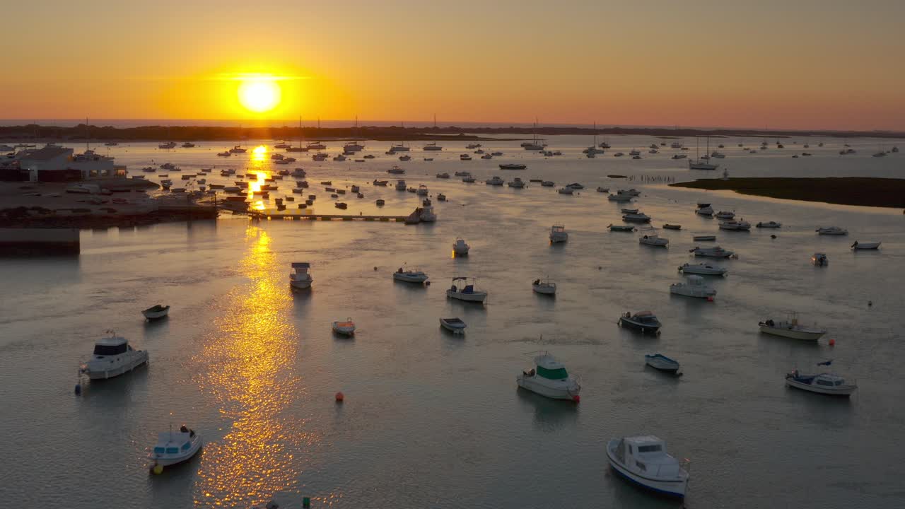 Tramonto su una splendida marina con barche