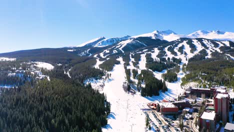 breckenridge, colorado senderos de esquí a través de hermosas montañas rocosas