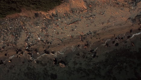 Vista-Aérea-De-La-Orilla-Del-Mar-Con-Rocas-Y-Piedras