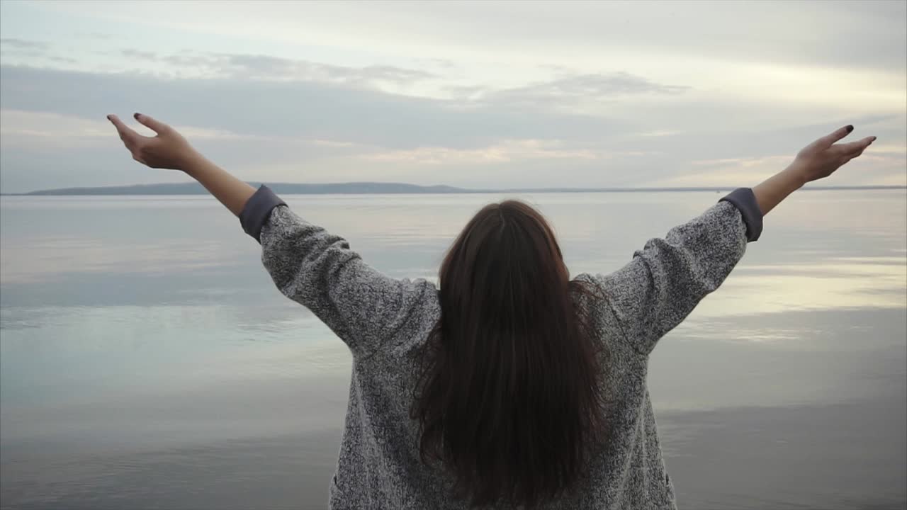 호수 에서 평화로운 일몰을 즐기는 여자