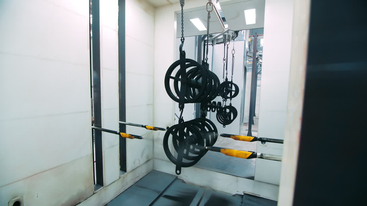 pintura de piezas en el taller de la empresa sin participación humana