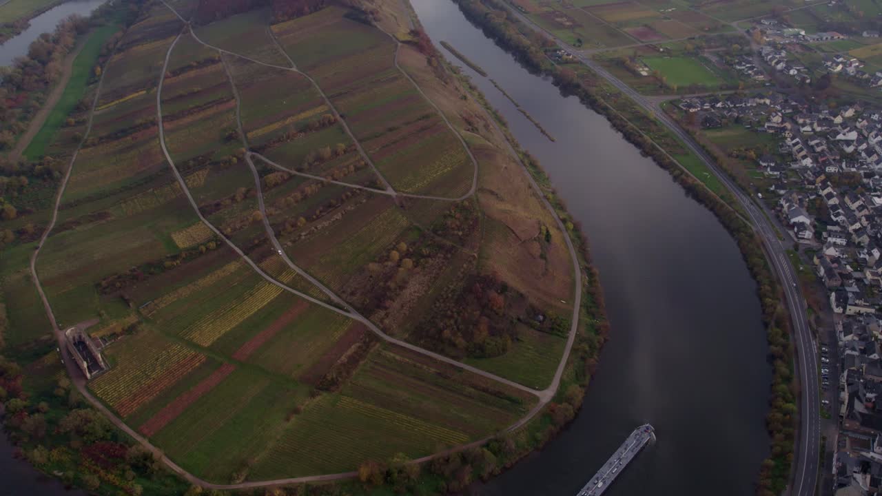 Cittadina panoramica e imbarcazione sul tortuoso fiume Mosella, Bremm, Germania