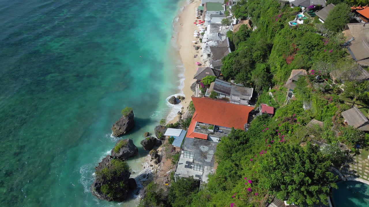 인도네시아 발리 의 빙긴 해변 근처 에 있는 수영장 이 있는 절벽 꼭대기 리조트