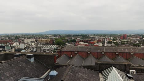 Toma-Panorámica-Aérea-De-Los-Tejados-De-La-Ciudad-De-Dublín-En-Un-Día-Nublado-Irlandés