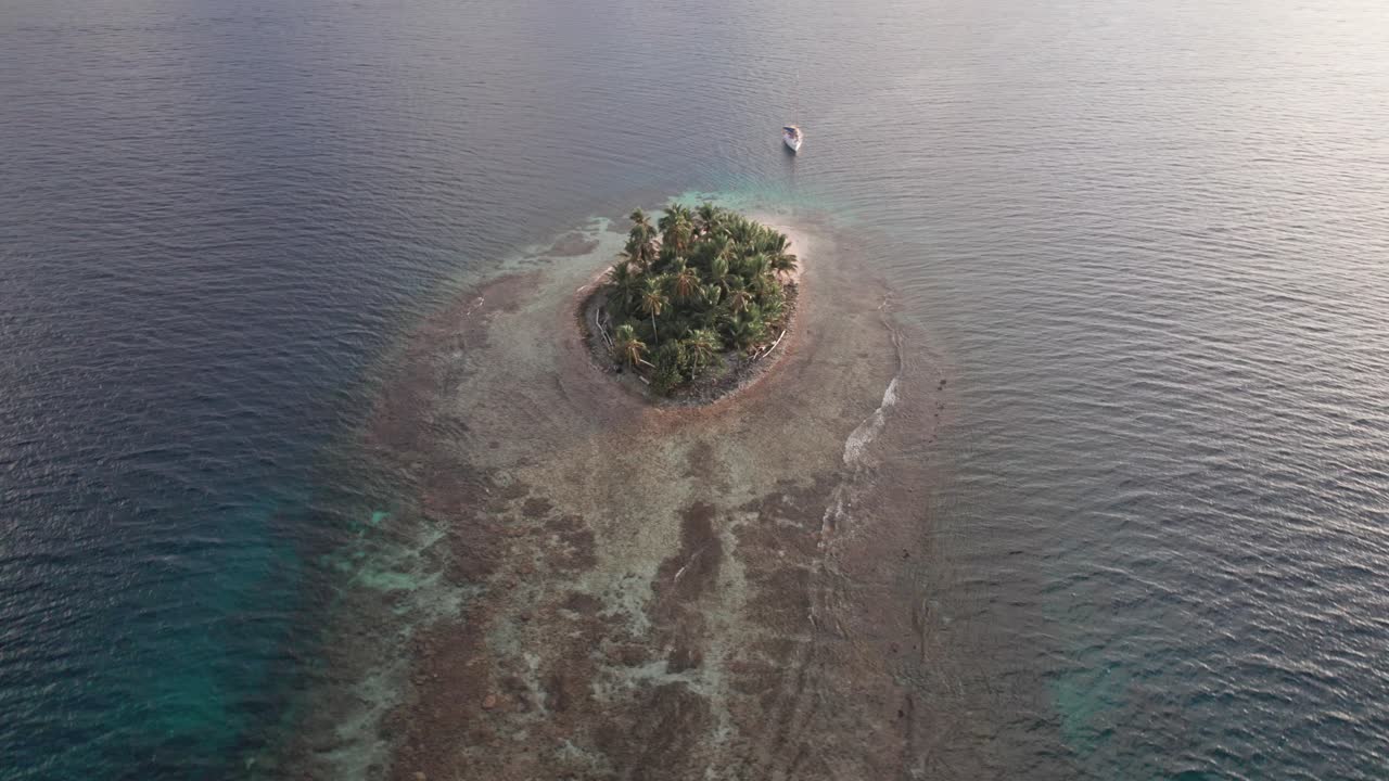 clip de avión no tripulado en las islas de san blas con un velero anclado en una isla remota