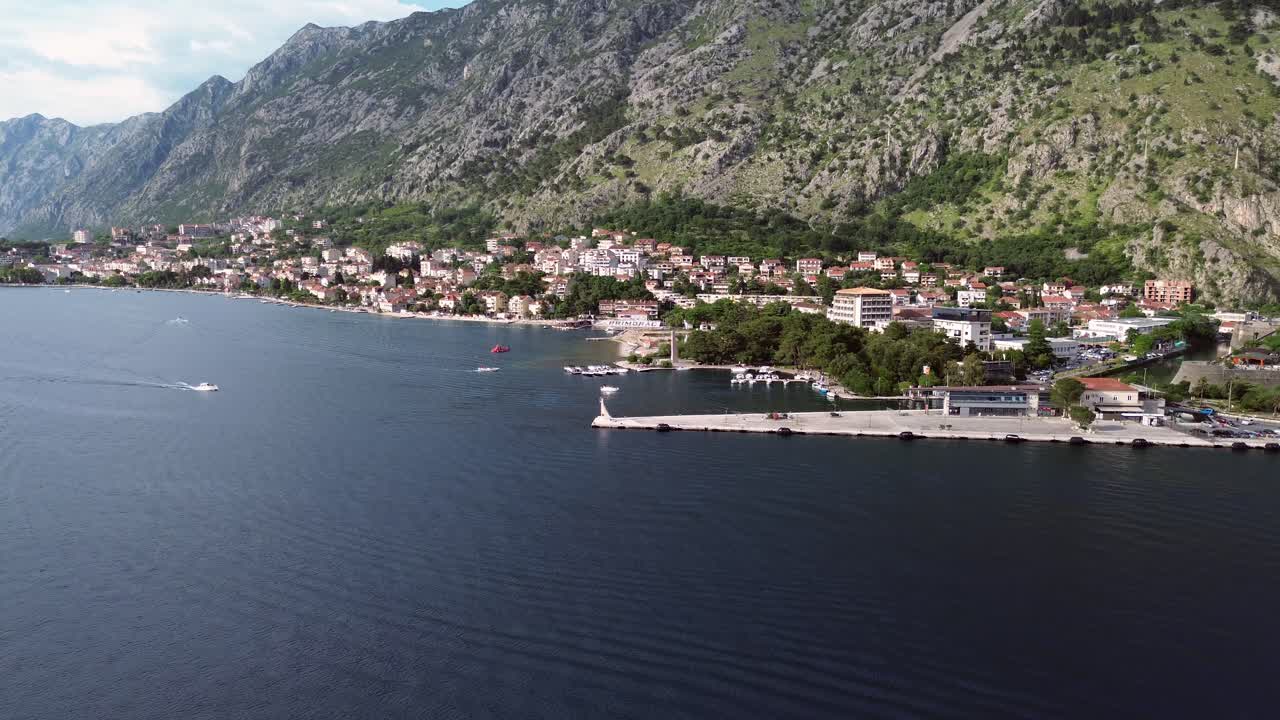 Teluk Kotor dikelilingi oleh pegunungan kapur, pantai Adriatik, pengambilan gambar, drone