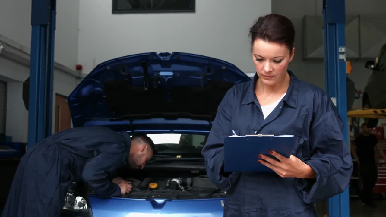 mecánicos que revisan un motor