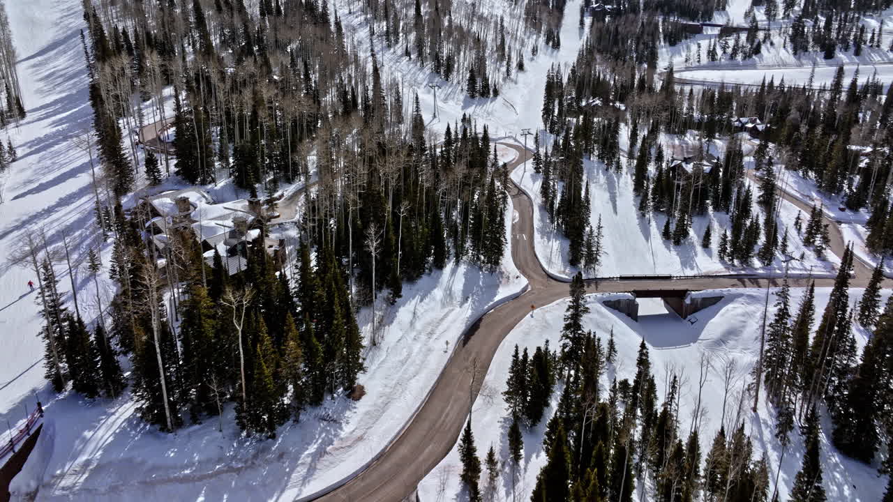 park city utah antena v43 drone sobrevuela la colonia white pine canyon capturando mansiones en las laderas de las montañas, inclinando hacia arriba las empinadas pistas de esquí en un día soleado - filmado con mavic 3 cine - febrero de 2022