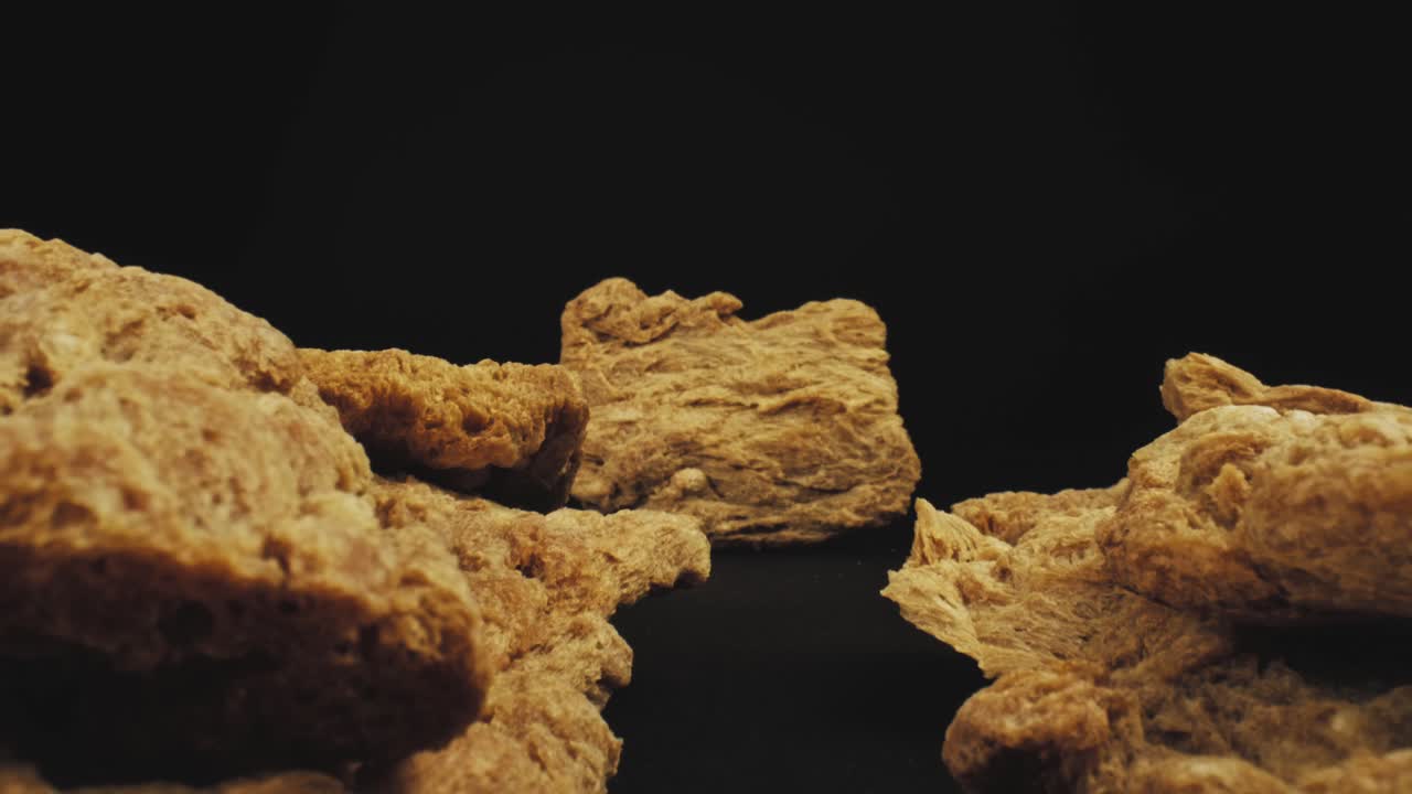 가공된 콩 덩어리의 큰 조각