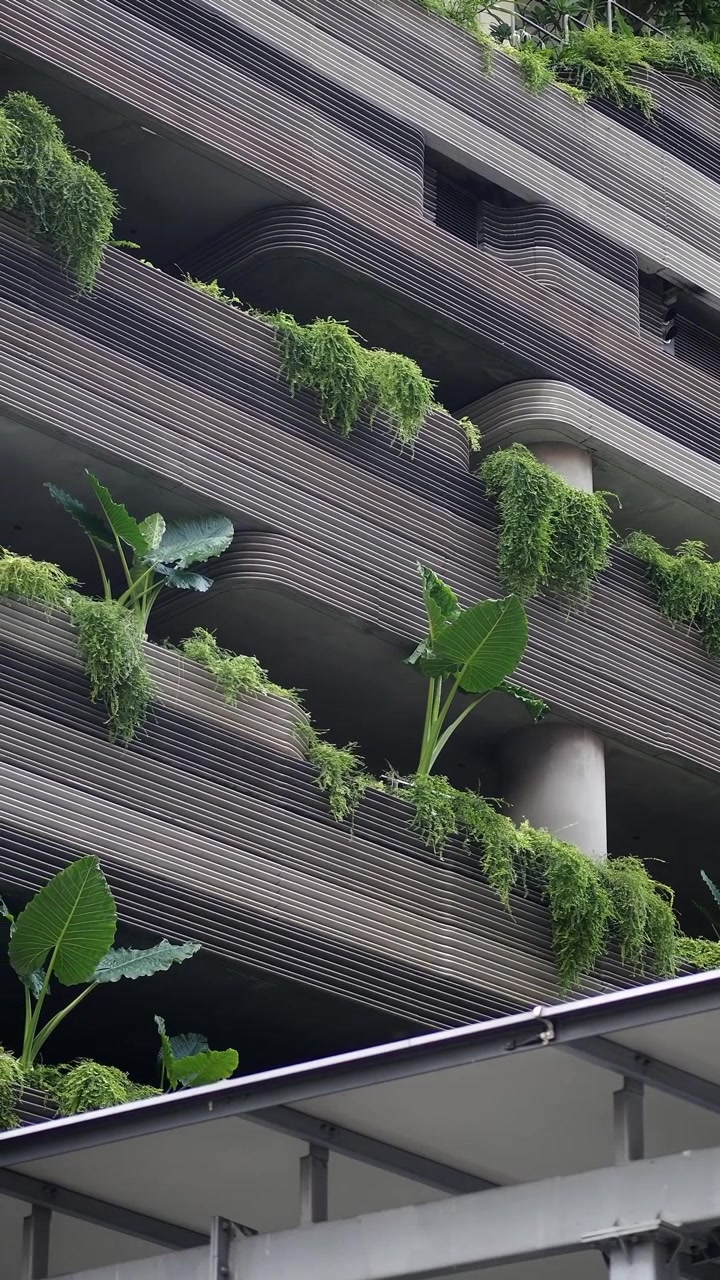 Fachada de Edifício Moderno com Jardim Vertical e Vegetação Exuberante