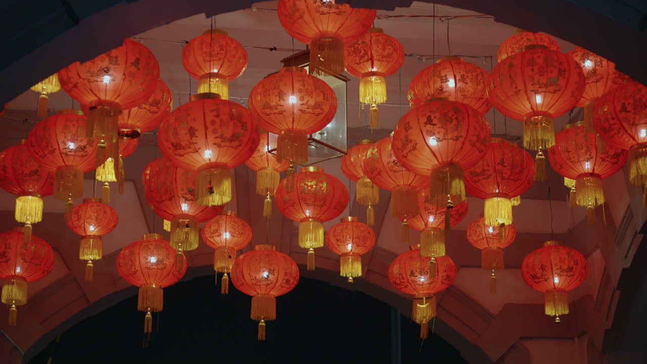 lanternas vermelhas penduradas de um arco