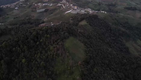 revelan la toma trasera del dron del pueblo de campamento en la montaña de tailandia