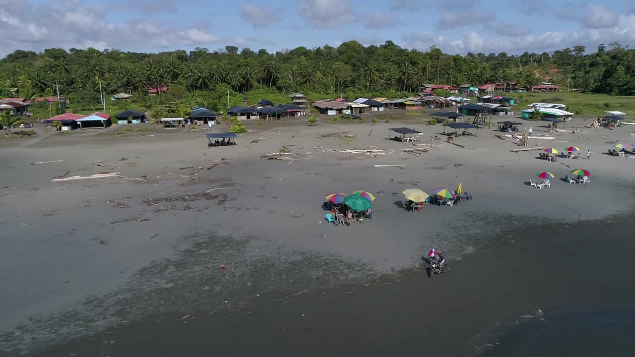 vista desde arriba de la playa de la barra, pacífico colombiano, juanchaco dentro de un parque natural nacional