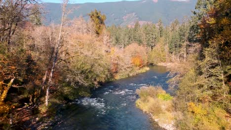 Drone-Disparó-Sobre-El-Río-En-Otoño