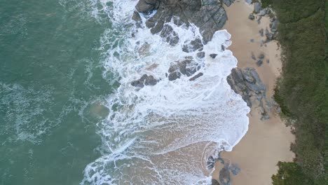 Playa-De-Arena-Blanca-Con-Olas-Rompiendo-En-Las-Rocas,-Galicia,-España