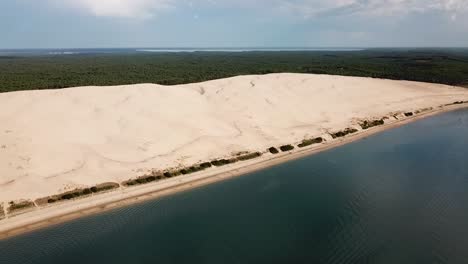 dunas de arena en la costa europea en burdeos, francia