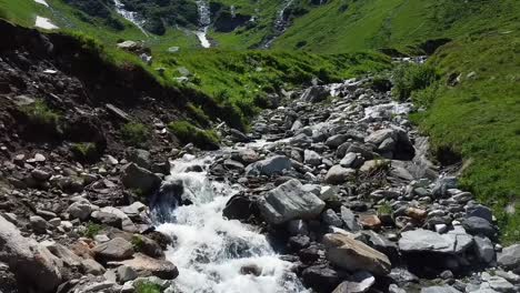 Volando-Bajo-Sobre-Un-Arroyo-De-Agua-En-Austria-Con-Muchas-Rocas