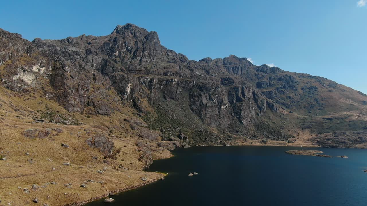 imágenes aéreas de drones de 4k sobre la cuarta laguna de pichgacocha desde ambo, huanuco, perú en las montañas de los andes