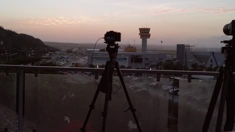 panorámica de izquierda a derecha capturando dos cámaras capturando el aeropuerto internacional de curacao cuando se acerca el anochecer