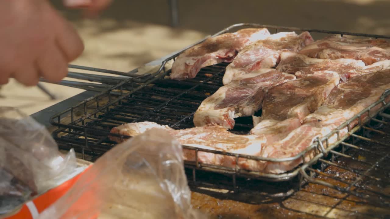 브라이 또는 바비큐에 고기를 두는 남자