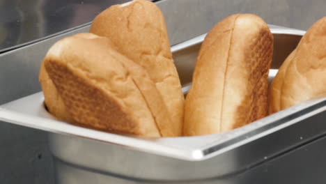 panes de perritos calientes en la bandeja de calentamiento