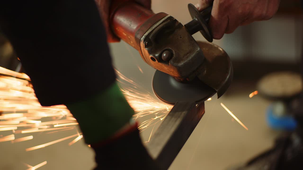 워크샵에서 앵글 그라인더 절단 금속