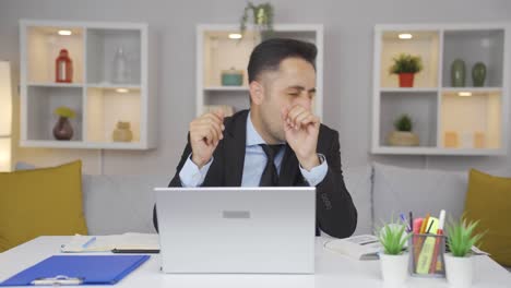 Heimbüroangestellter-Mann-Tanzt-Und-Arbeitet.