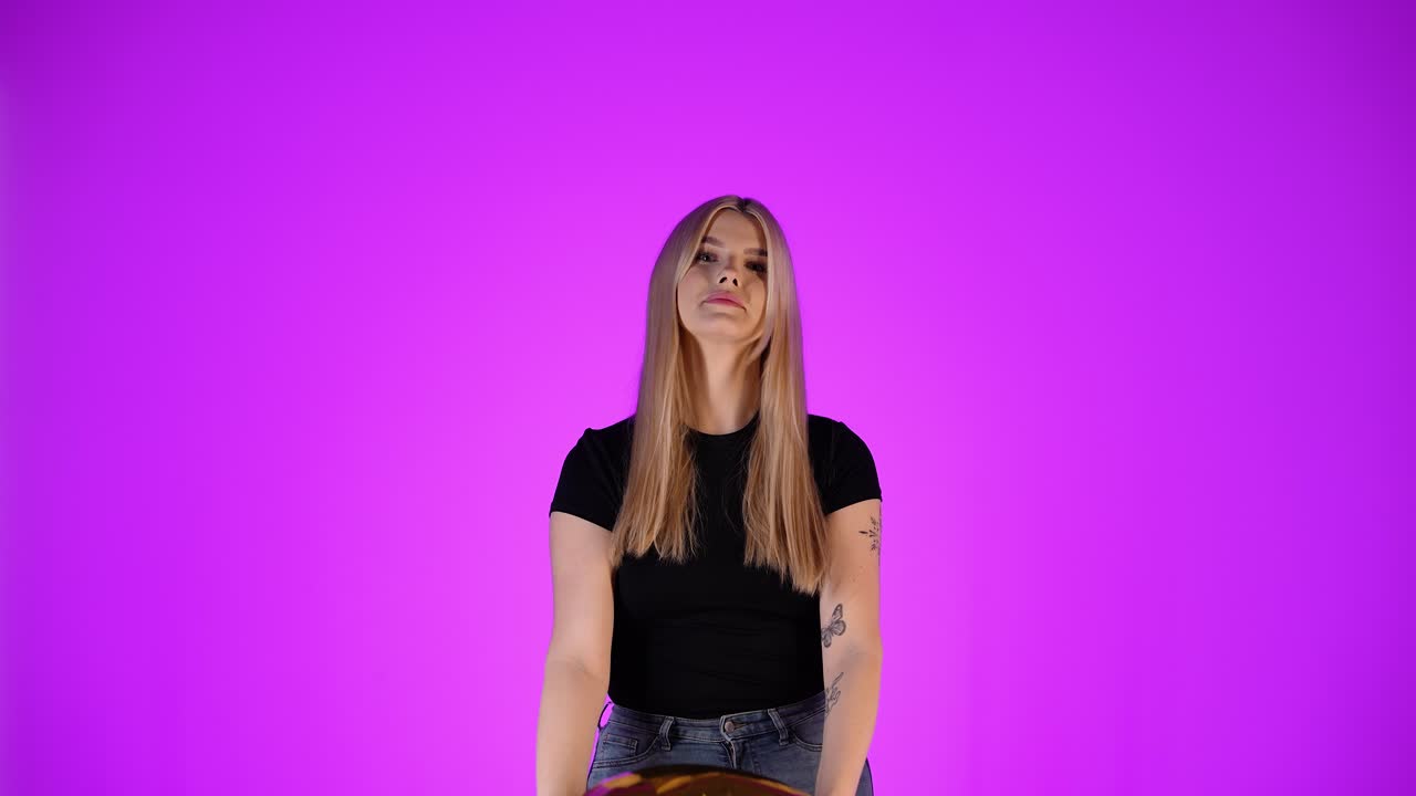 la mujer independiente lanza el globo del corazón dorado, el concepto de la enfermedad del amor