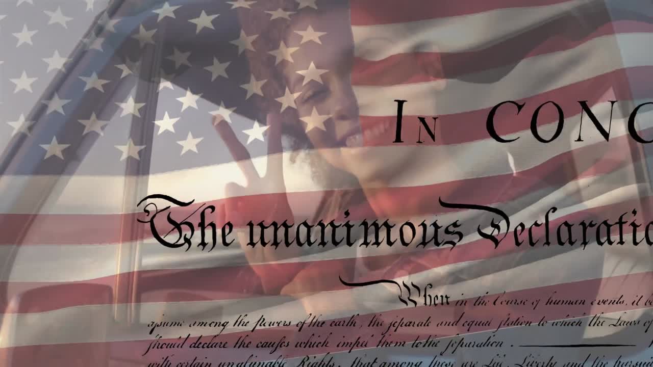 우리와 함께 차 안에서 웃는 젊은 혼혈 여성  ⁇ 발을 흔들고 독립 선언문이 전면에 있습니다.