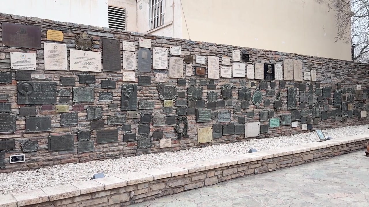 Panoramica della targa commemorativa sulla parete della Casa Natale di Sarmiento a San Juan, Argentina