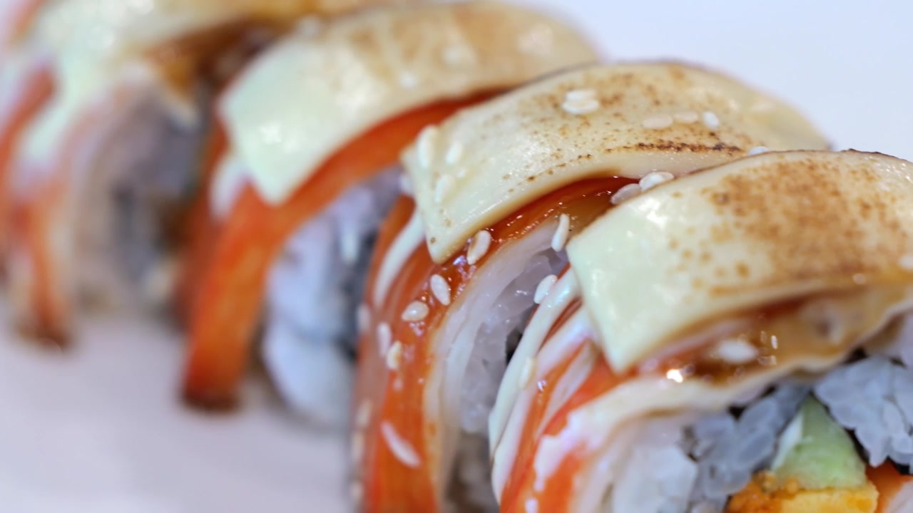 Sushi-rulle med rejer, krabbe, laks, avocado, ost og sød seafood-risesauce