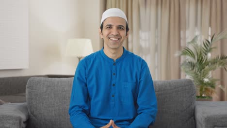 hombre musulmán feliz haciendo adaab y saludando