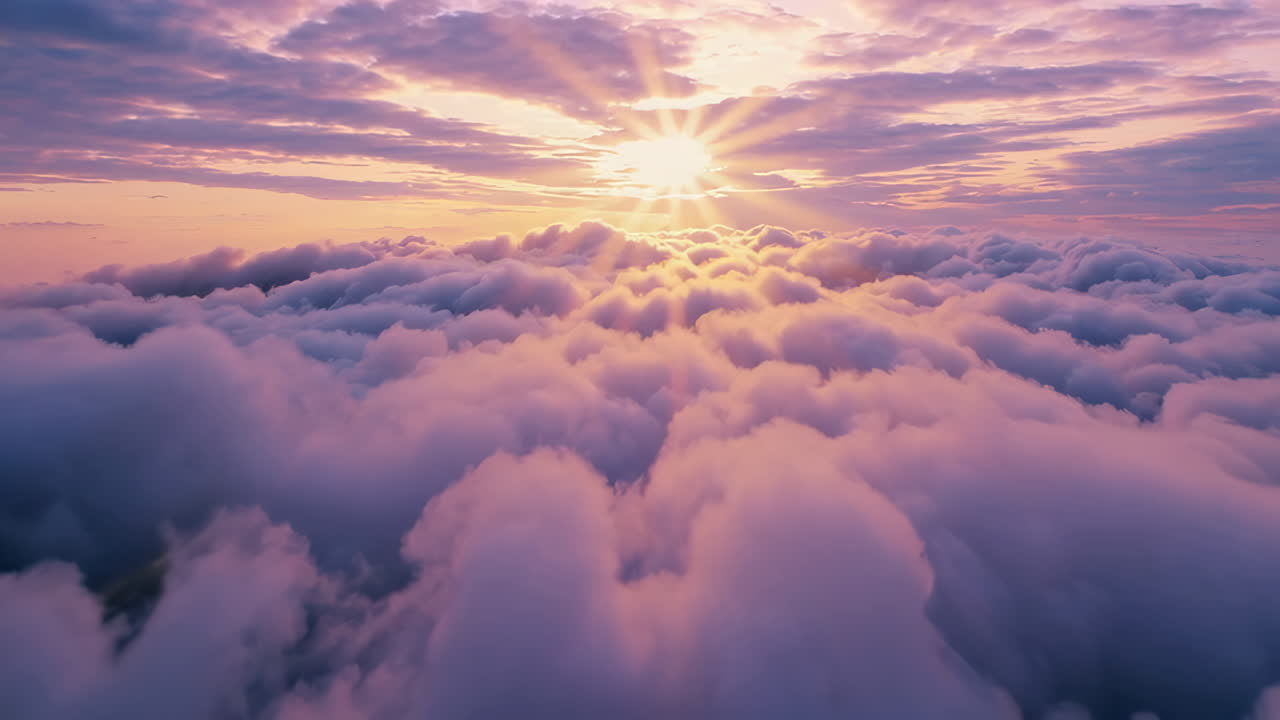amanecer o atardecer a través de las nubes