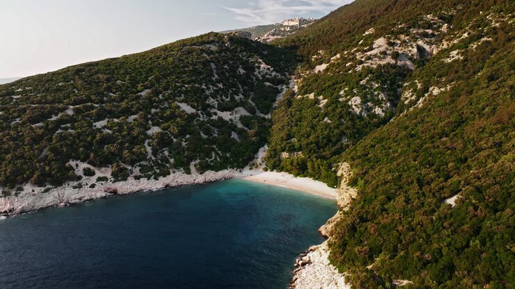 Drone che scende inclinando verso l'alto, mostrando la spiaggia Laguna Blu dell'isola di Cres, Croazia