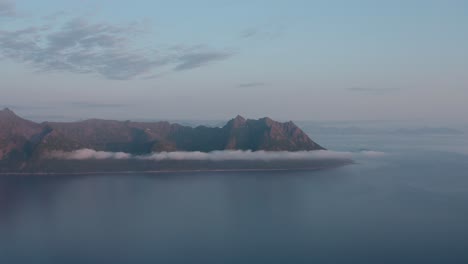 Herrliche-Aussicht-Auf-Den-Fjord-Und-Die-Berge-In-Strytinden,-Norwegen-–-Luftaufnahme-Einer-Drohne