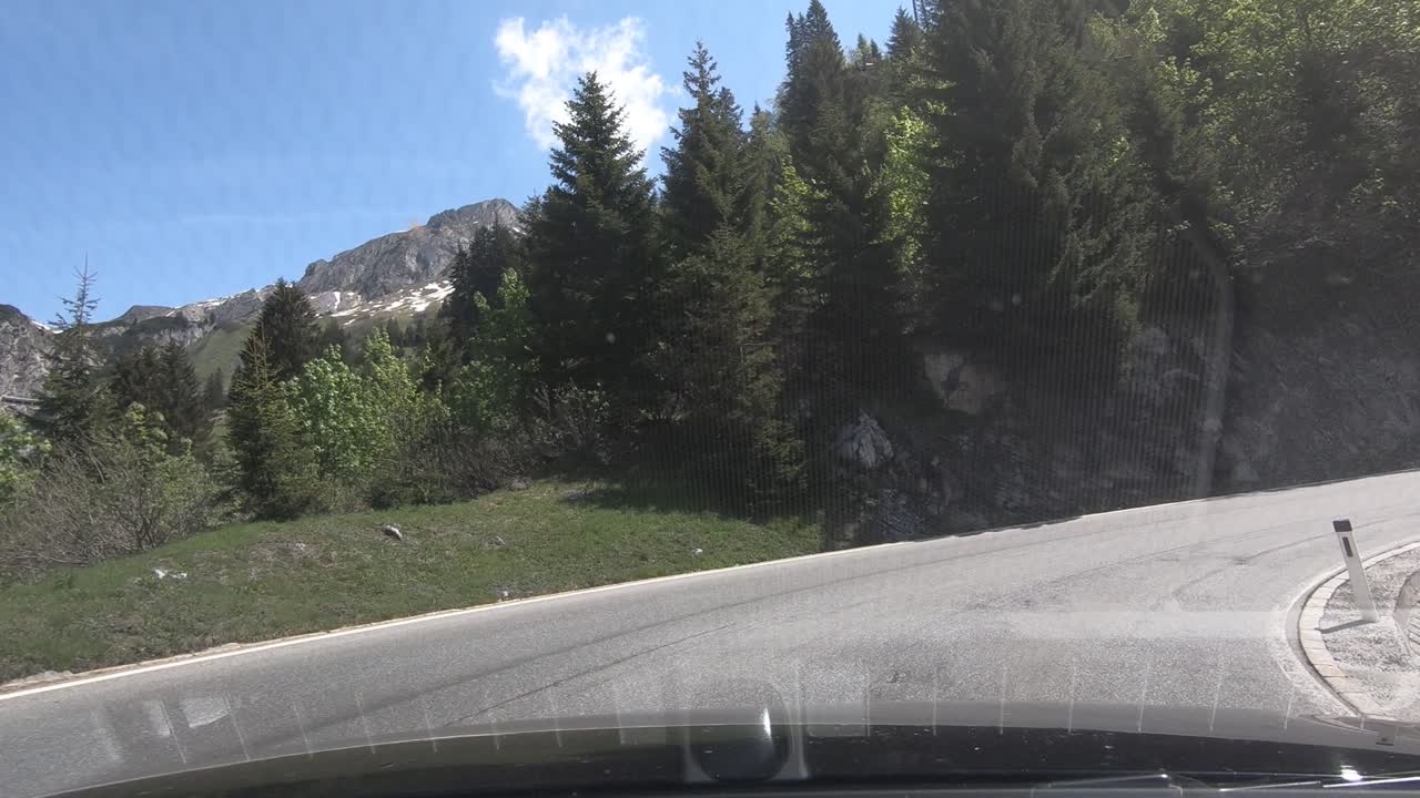 Guidare un'auto su strade di montagna nella valle dell'Inn in Tirolo, Austria