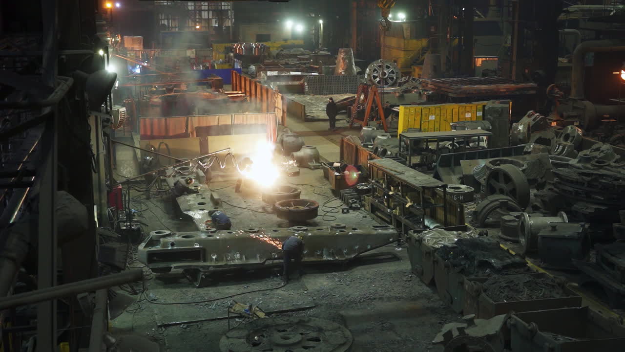 Industrielle Metallverarbeitung und Schweißen in einer Fabrik