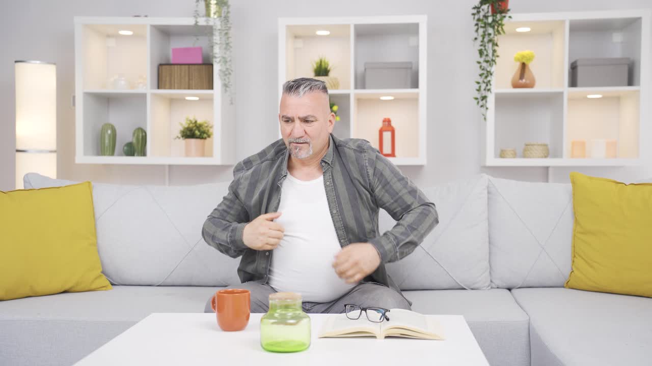 De oude man met een zenuwinzinking is boos en voelt zich niet goed.