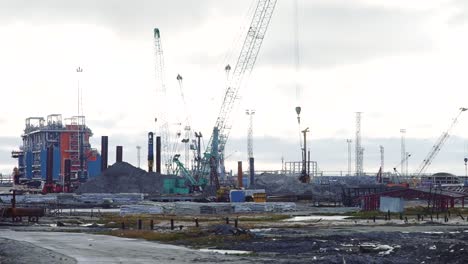 sitio de construcción en un puerto ártico