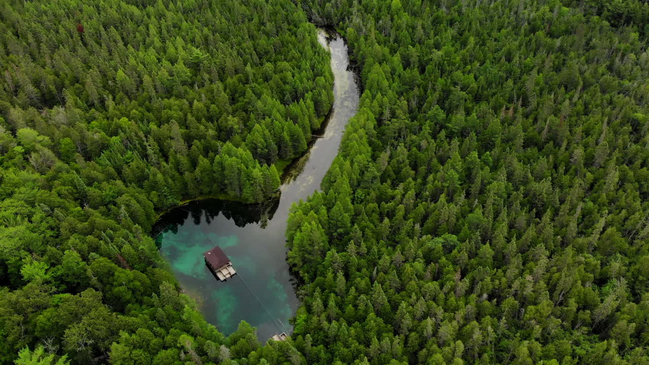 Veduta aerea della sorgente Kitch-iti-kipi nella penisola superiore del Michigan.